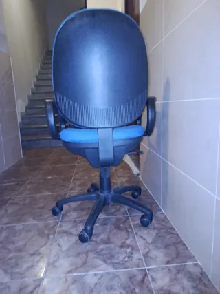 Silla de oficina azul y negra