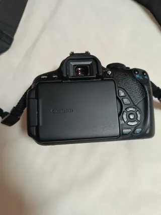 Cámara réflex de espejo Canon EOS 700D negra