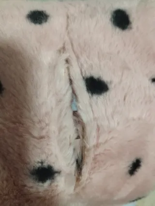 Bufanda de pelo rosa con lunares negros de formas