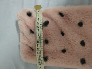 Bufanda de pelo rosa con lunares negros de formas