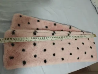 Bufanda de pelo rosa con lunares negros de formas