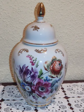 Jarrón de porcelana con flores doradas