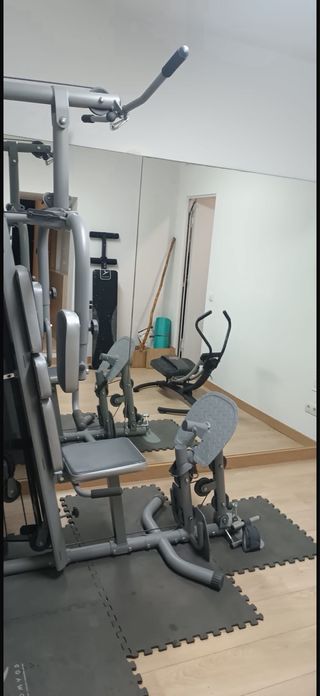 Máquinas de gimnasio multifunción. Se pueden ver