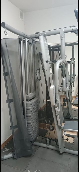 Máquinas de gimnasio multifunción. Se pueden ver