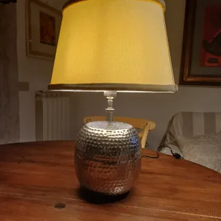 Lampada da tavolo in metallo