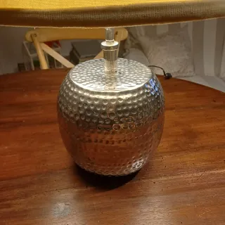 Lampada da tavolo in metallo