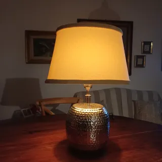 Lampada da tavolo in metallo