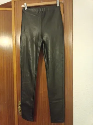 Pantalones efecto piel negros