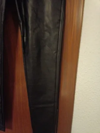 Pantalones efecto piel negros