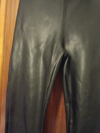 Pantalones efecto piel negros