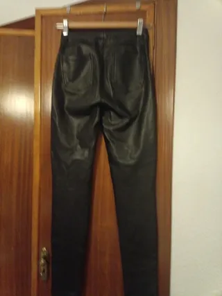 Pantalones efecto piel negros