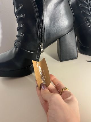 Botines negros con cordones y plataforma