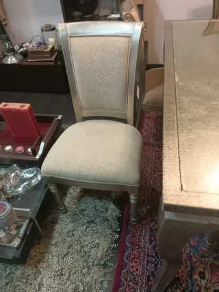 Mesa de comedor con 4 sillas y 2 butacas