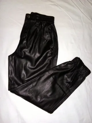 Pantalón de cuero Bershka ancho