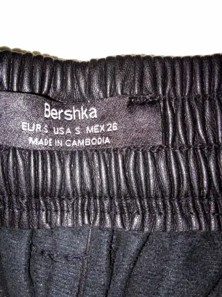 Pantalón de cuero Bershka ancho