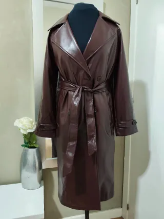 Gabardina polipiel burdeos mujer