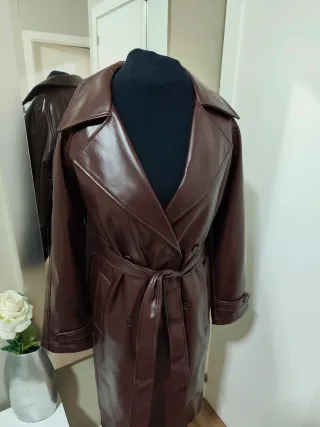 Gabardina polipiel burdeos mujer