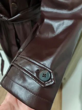 Gabardina polipiel burdeos mujer