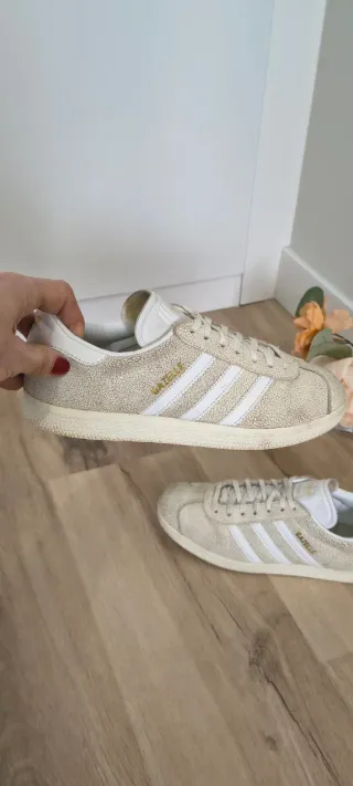 Adidas Gazelle Doradas y Blancas