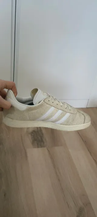 Adidas Gazelle Doradas y Blancas