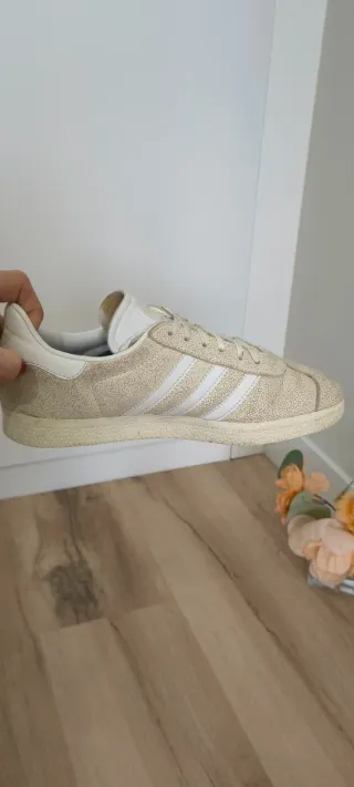 Adidas Gazelle Doradas y Blancas