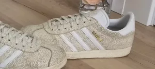 Adidas Gazelle Doradas y Blancas