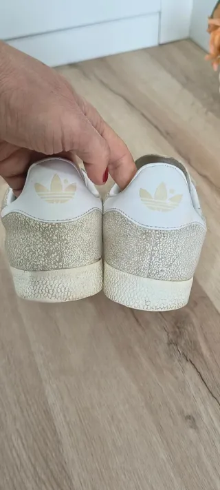 Adidas Gazelle Doradas y Blancas
