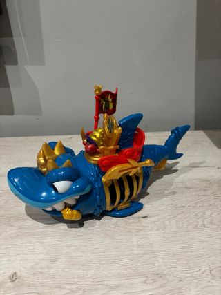 Tiburón King Shark con muñeco
