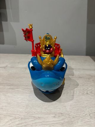 Tiburón King Shark con muñeco
