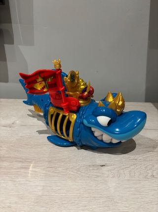 Tiburón King Shark con muñeco