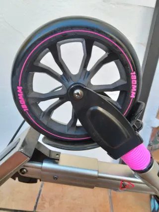 Patinete infantil rosa y gris con freno .