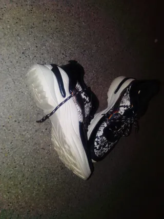 Zapatillas deportivas negras y blancas