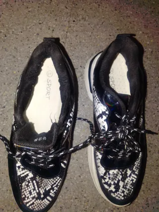 Zapatillas deportivas negras y blancas