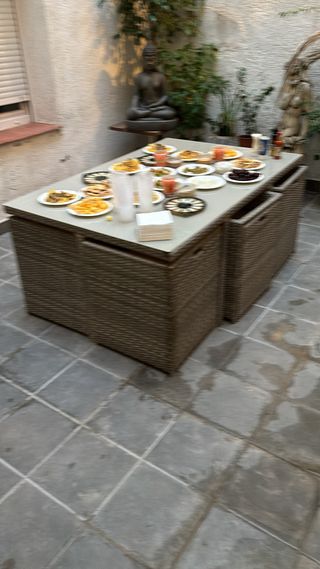 Mesa de terraza ratán y piedra