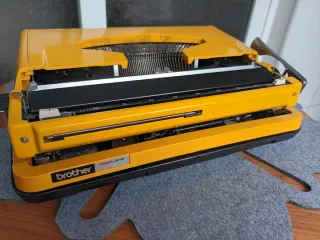 Máquina de escrever Brother Deluxe 880 Amarela