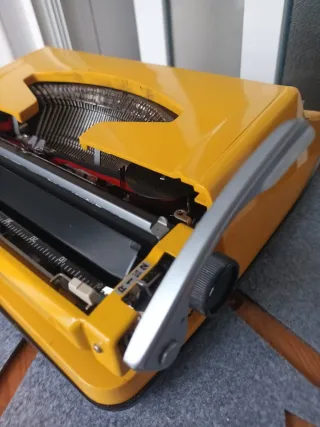 Máquina de escrever Brother Deluxe 880 Amarela