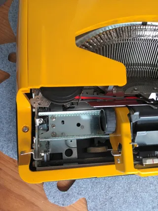 Máquina de escrever Brother Deluxe 880 Amarela