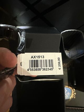 Reloj Armani Negro y Dorado.