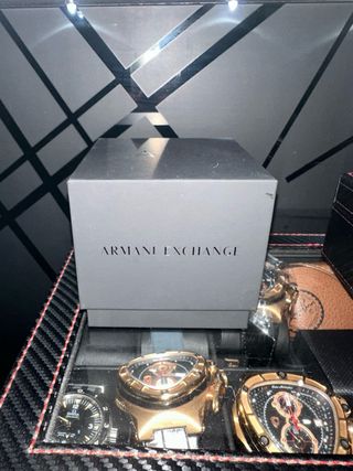 Reloj Armani Negro y Dorado.