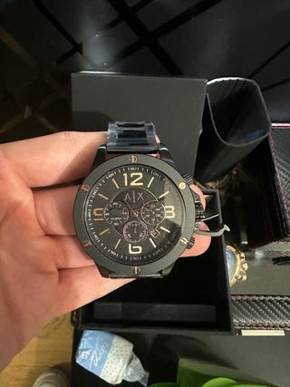 Reloj Armani Negro y Dorado.