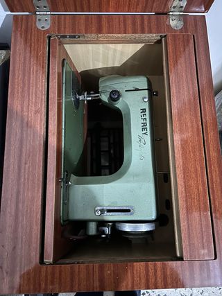 Máquina de coser REFREY