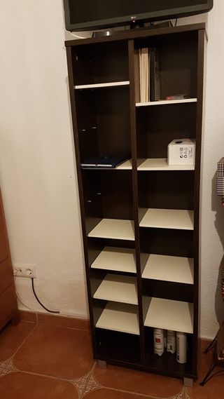 Estantería de libros marrón y blanca