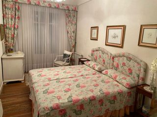 Conjunto 2 camas, 2 mesillas y cómoda