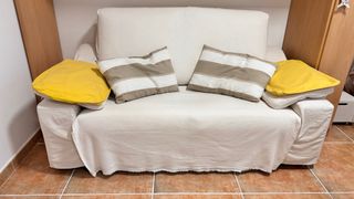 Sofá 2 plazas con funda beige y tapizado amarillo
