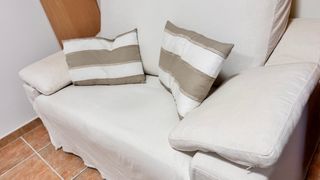 Sofá 2 plazas con funda beige y tapizado amarillo