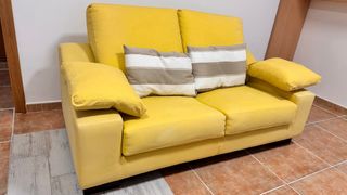 Sofá 2 plazas con funda beige y tapizado amarillo