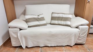 Sofá 2 plazas con funda beige y tapizado amarillo