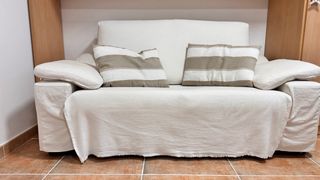 Sofá 2 plazas con funda beige y tapizado amarillo