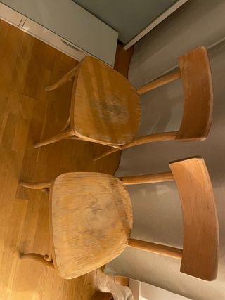 Sillas de madera color beige y marrón