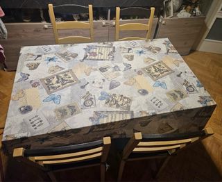 Mesa de salón con 4 sillas de madera